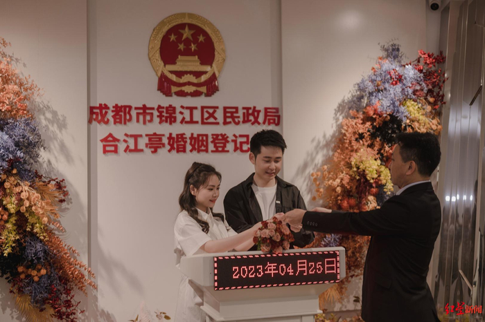 ▲曹彪为新人办理结婚登记业务