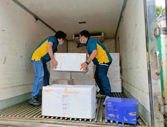 快递员将打包好的海鲜装上冷链车 谭文强摄