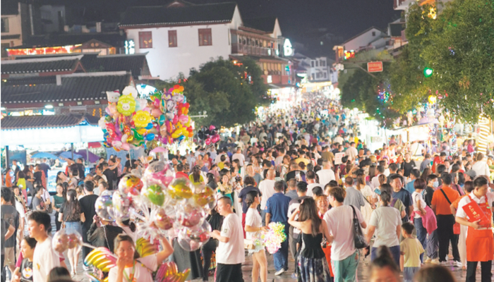 ▲阳朔西街，人山人海。（桂林市文化广电和旅游局供图）