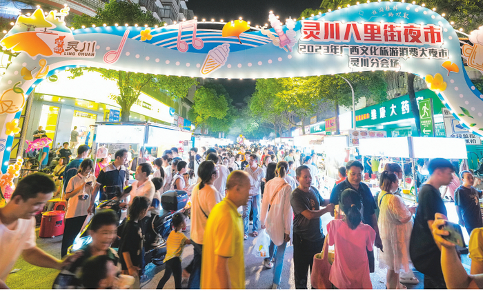 ▲5月19日，灵川八里街夜市人气火爆。 记者 何平江 摄