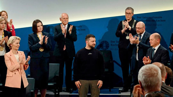 　　5月14日，德国北莱茵-威斯特法伦州亚琛市，德国总理朔尔茨、欧盟委员会主席冯德莱恩、欧洲理事会主席米歇尔等人为获得国际查理曼奖的乌克兰总统泽连斯基（中）鼓掌。图/视觉中国