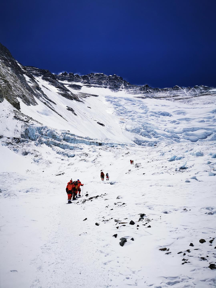 ↑队员离开C2往洛子壁下方走