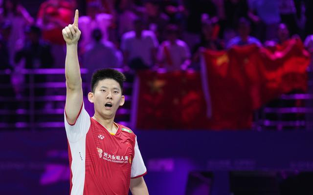 刘雨辰在男双比赛后庆祝。  新华社记者 杜宇 摄