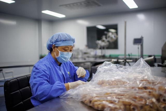 蜜蜂大世界的包装车间，正在忙碌的工人。新京报记者 王子诚 摄