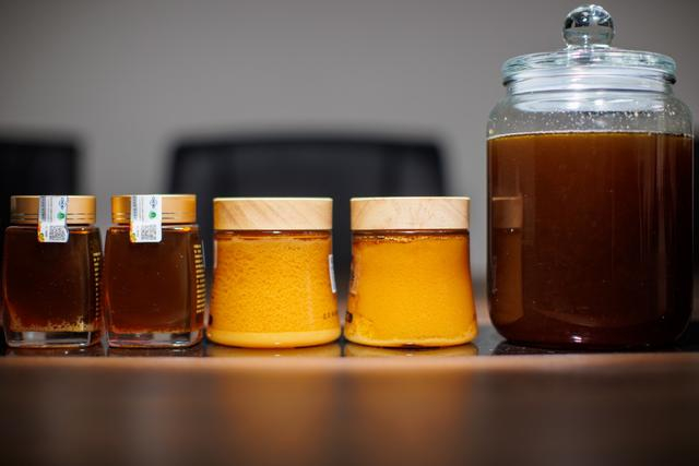 不同类型的密云蜂蜜。新京报记者 王子诚 摄