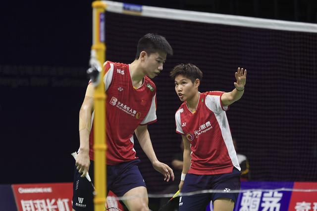 苏杯半决赛，黄东萍给年轻搭档冯彦哲（左）传授经验。  图/视觉中国