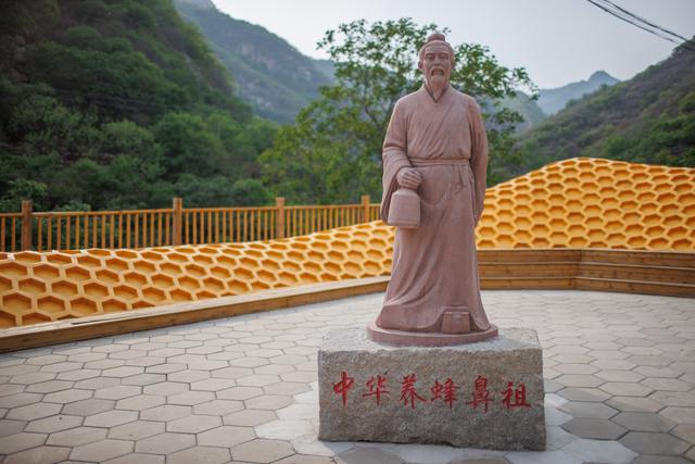 冯家峪镇，中华养蜂鼻祖姜岐的塑像。新京报记者 王子诚 摄