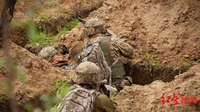 ↑在战壕里作战的乌军士兵