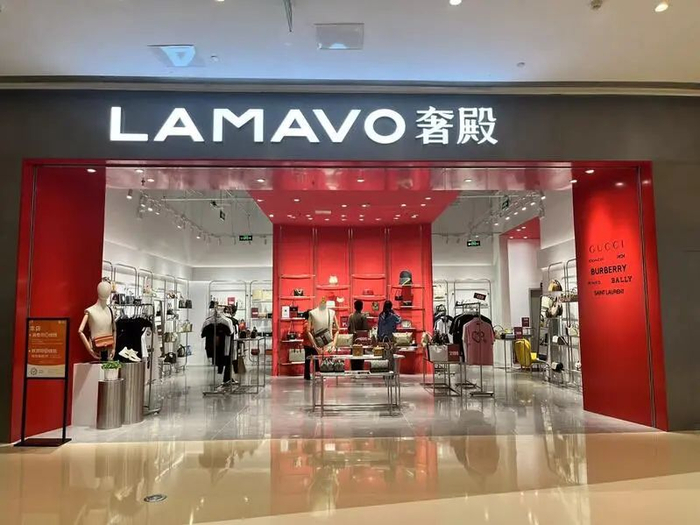龙湖宝山天街新开的一家奢侈品买手店。