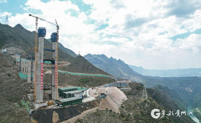 正在修建中的花江峡谷大桥5号主塔