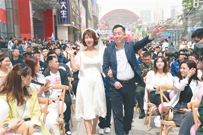 　　“爱在和平浪漫深情”单身青年交友联谊活动现场。李浩摄