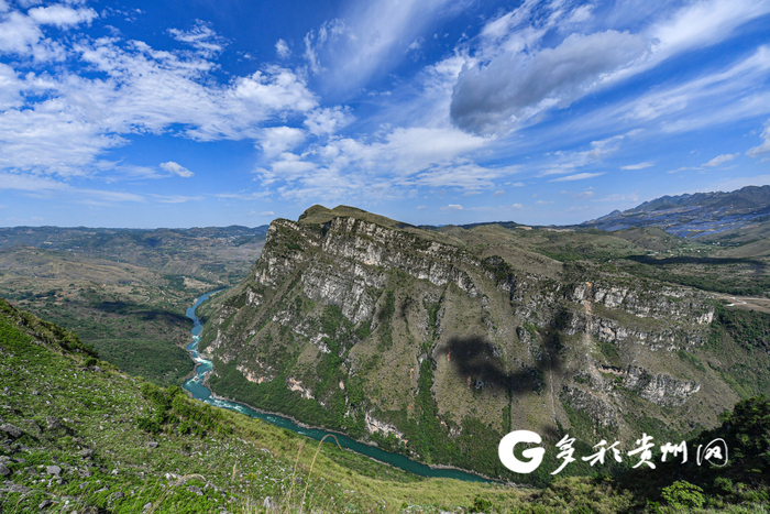 花江大峡谷长约80千米，是国内最长的峡谷