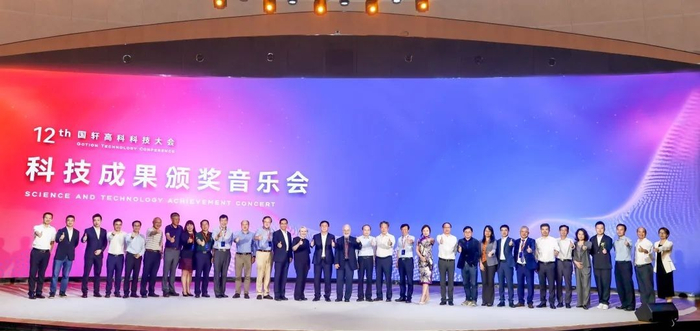 与会院士教授专家为优秀科技工作者颁奖