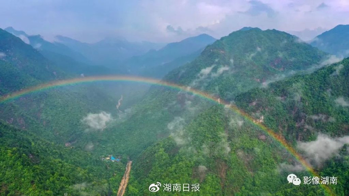 5月19日下午，莽山国家级自然保护区，山峦之中云雾弥漫，雨后彩虹与奇峰、怪石、古松等相互辉映，如诗如画。