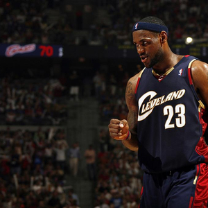 詹姆斯转战快船首战即巅峰三分绝杀助队逆转取胜