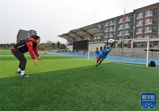 3月28日，在泸州天立春雨学校足球场，教练彭冬梅在带领守门员拉普么拉扎(中)和杨建鑫训练。
