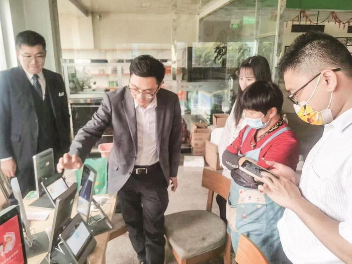         招商银行客户经理为我市一家大型乳饮企业演示和开通“E餐通”。                                                      招商银行供图