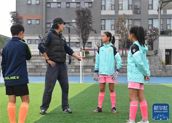 3月29日，在泸州天立春雨学校足球场，教练廖涛舸在指导队员拉普么拉扎(右二)。