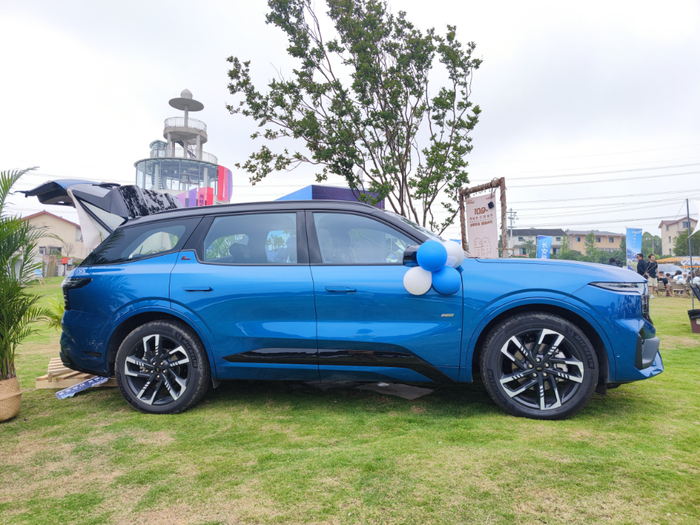 锐界L霸气运动的车身姿态。 华龙网-新重庆客户端 曹凯 摄