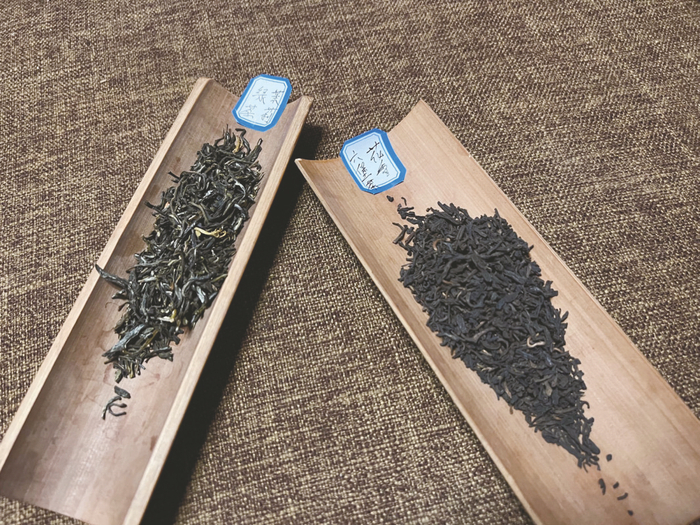     茶馆内售卖的茉莉花茶和六堡茶    本报记者冯源 摄