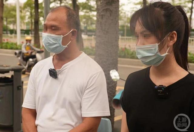 ▲受害人陈某萍的父亲和姐姐走出法院。图片来源/受访者供图