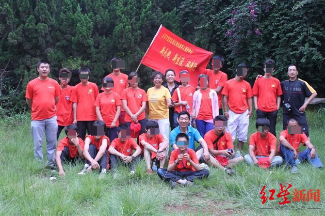 ↑项目办开展活动合影，乔海云（后排中，黑衣）和张月如（蓝色短袖）