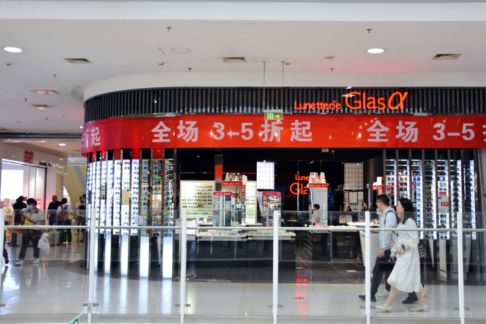 商场内的部分店铺已经启动了闭店前的大促活动。