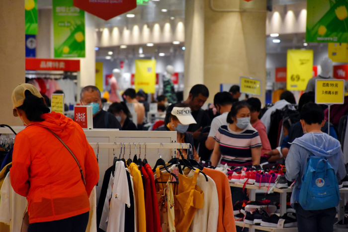 消费者正在选购特价服饰。