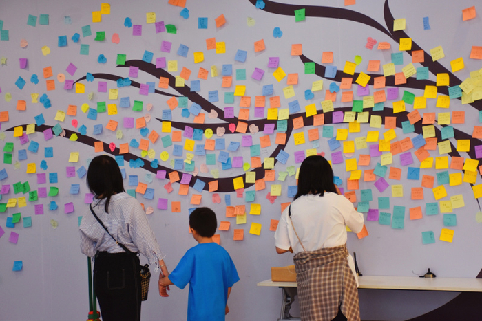 消费者在永旺梦乐城国际商城的留言墙上写下美好祝福。