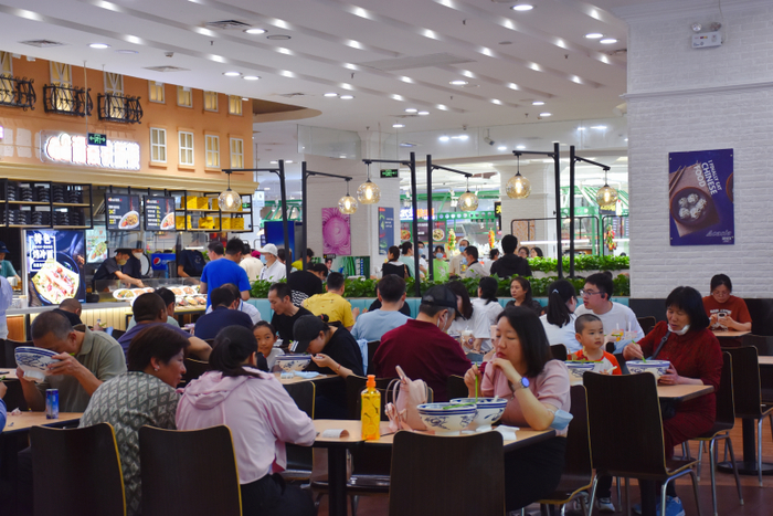 在周末的午餐时段，餐饮区域人气旺盛。