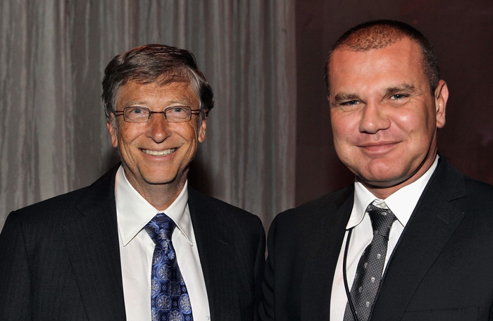 ↑比尔·盖茨（左）和其亲信鲍尔斯（Boris Nikolic）