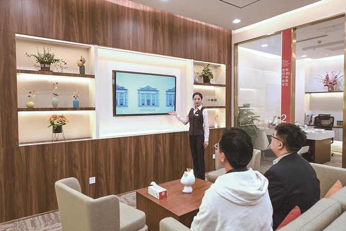         招商银行业务人员向大客户介绍金融产品。    本报记者 刘洪超 摄