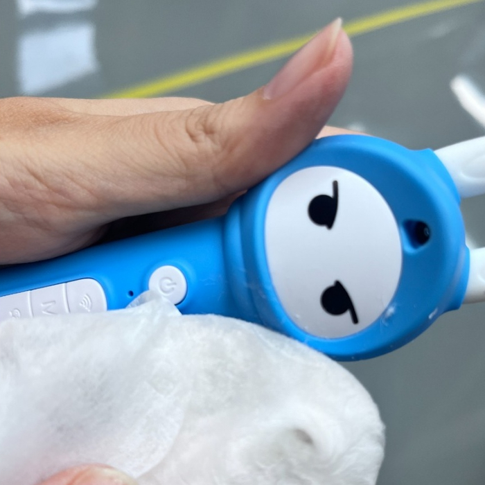 幼学小蝌蚪（上）、租享购（下）品牌标志或图案出现掉色现象。