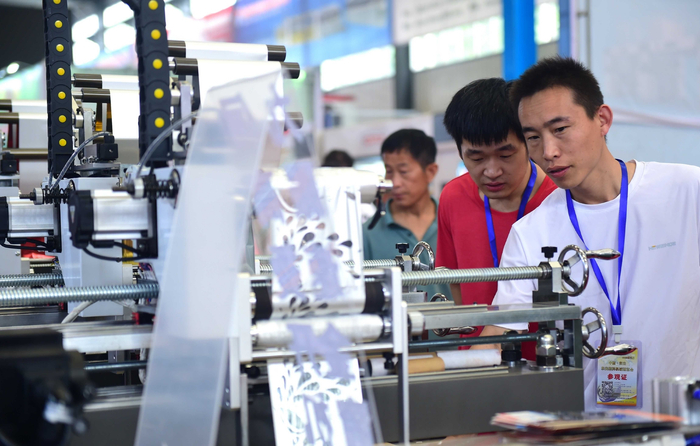 新型印刷设备吸引了参观者。傅新春摄