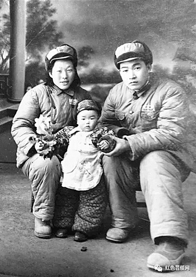 　　入朝前的全家福，也是王援朝与养父王波的最后一张合影。