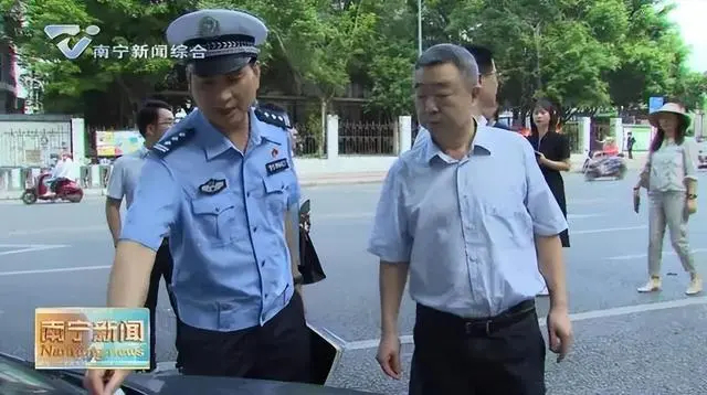 侯刚实地调研。视频截图 来源：南宁新闻