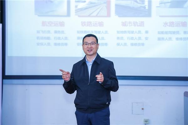 中国服装协会副秘书长兼科技部主任杜岩冰在东华大学宣讲现场