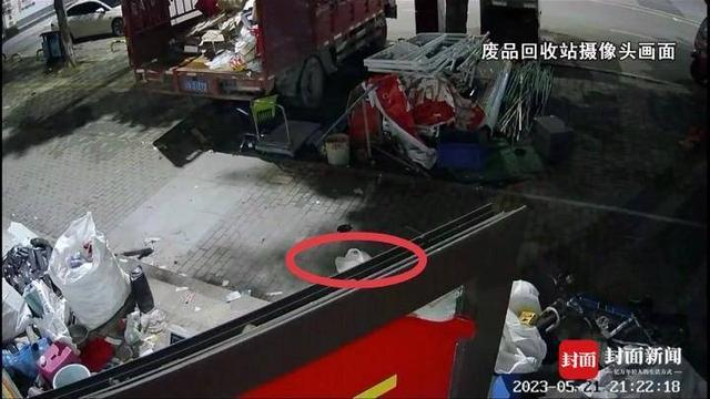猫咪被装在塑料袋中扔下楼。（监控截图）