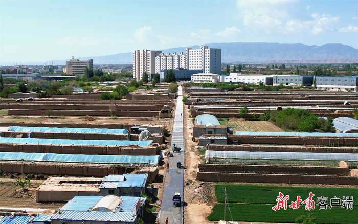 修一条路，美一片景，富一方百姓。新甘肃·甘肃日报记者 金奉乾摄