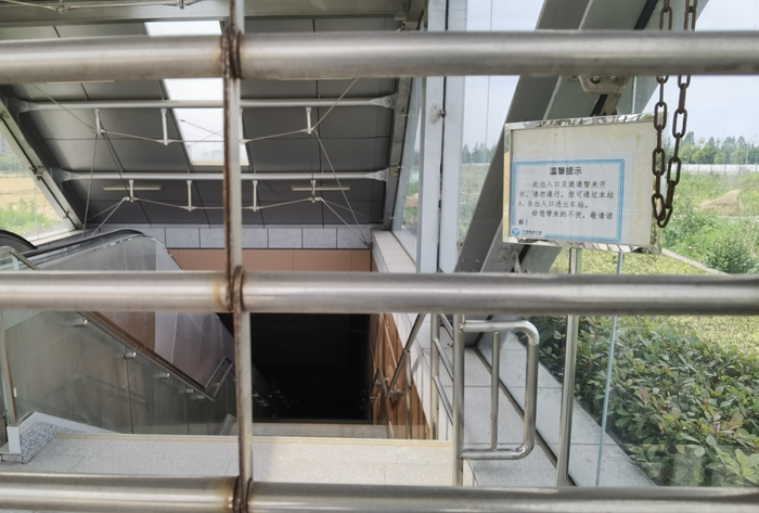 大门紧锁的高塘桥站D出口。站内公告牌上提示，“此出入口及通道暂未开放，请勿通行”（新华社记者 顾小立 5月16日摄）