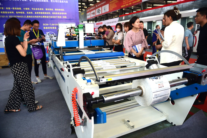 参展商与订购商在展品前洽谈。傅新春摄