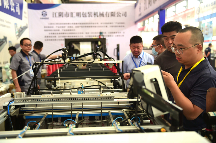 参观者现场操控参展机械设备。傅新春摄