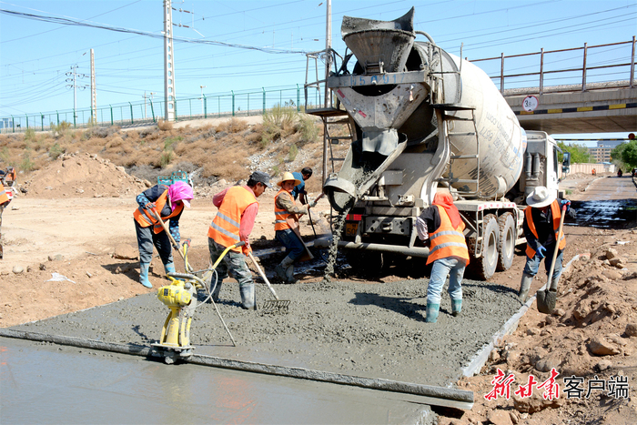 正在进行路面混凝土浇筑。新甘肃·甘肃日报记者 金奉乾摄