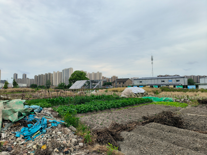 建而未用的宁波地铁3号线句章路站C出口（新华社记者 李平 5月16日摄）