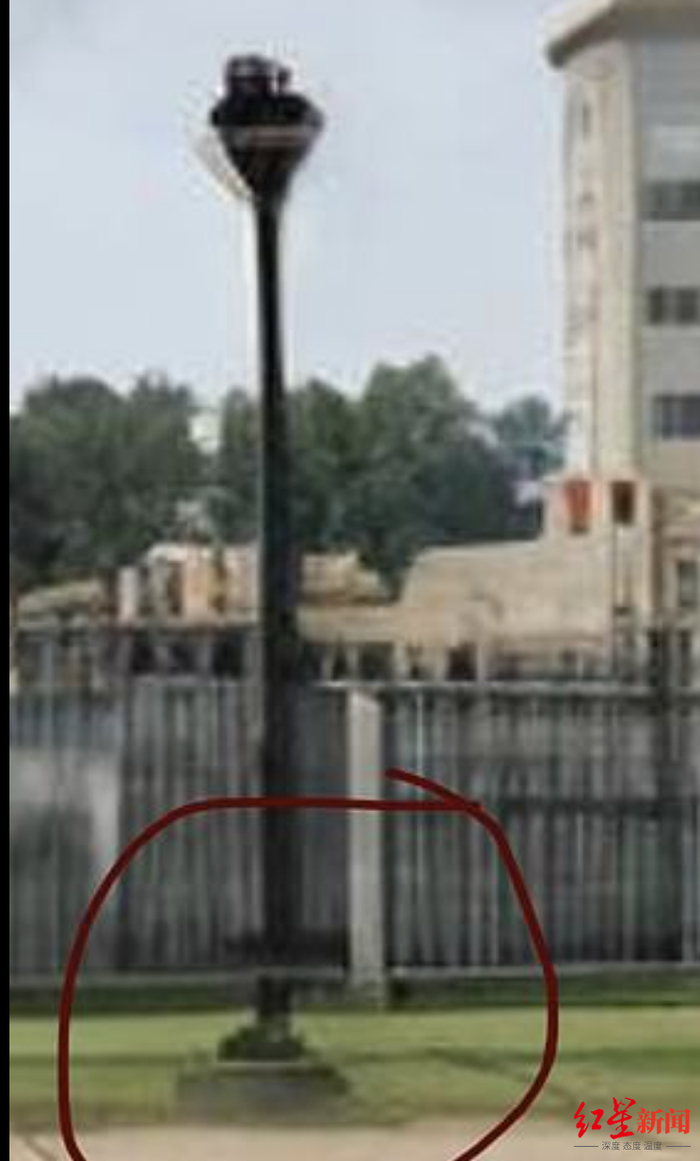 ↑尼克称，如果仔细看会注意到有的围栏已经变形了