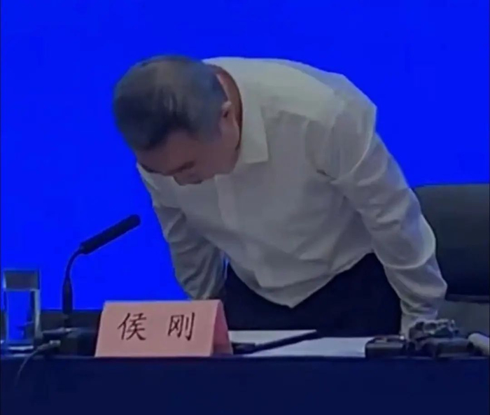 发布会现场，南宁市长侯刚鞠躬道歉（画面来源：广西广播电视台视频号）