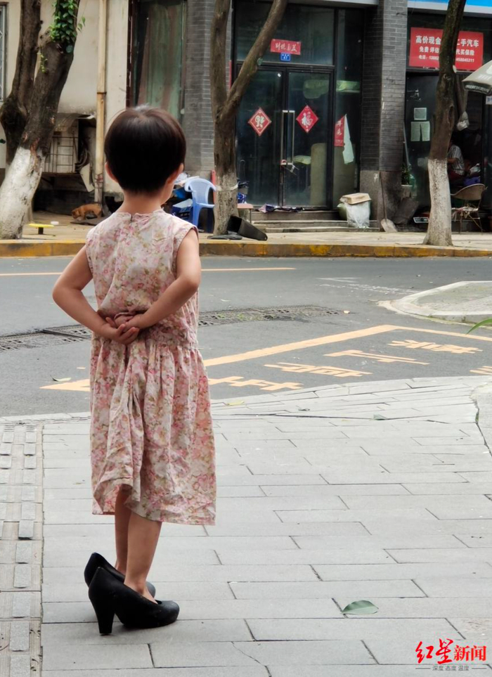 ▲邻居小女孩（“撑展”团队偶然拍到的社区生活照片）
