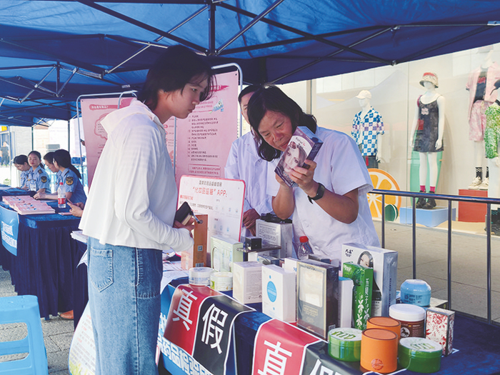     工作人员耐心向市民讲解如何正确购买化妆品    本报记者苏昭宇 摄