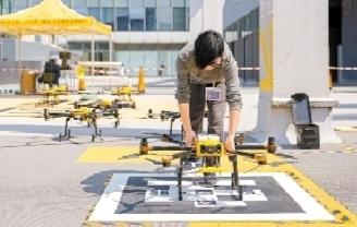 ▲星河WORLD某栋写字楼5楼天台，运维人员将无人机运送至“停机坪”（2月23日摄）。 本版图片均由深圳晚报记者 陆颖 摄