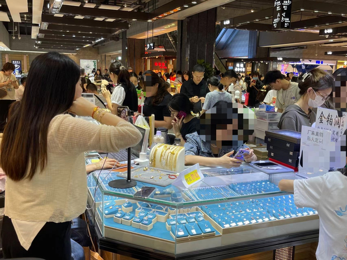 正在直播的柜台卖家/时代周报记者摄